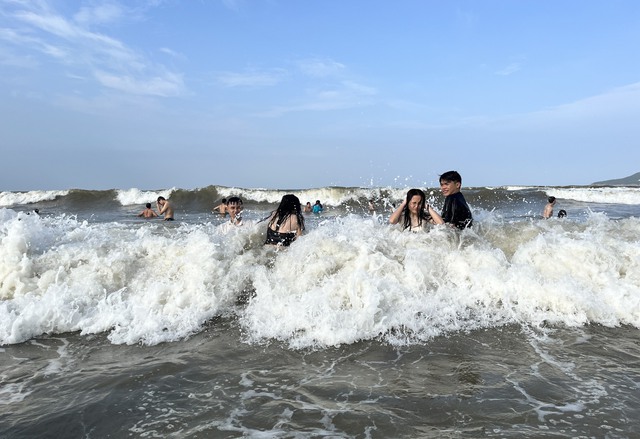 Bất chấp biển động, cả nghìn du khách vẫn nhảy trên sóng biển Cửa Lò tìm cảm giác mạnh - Ảnh 3.