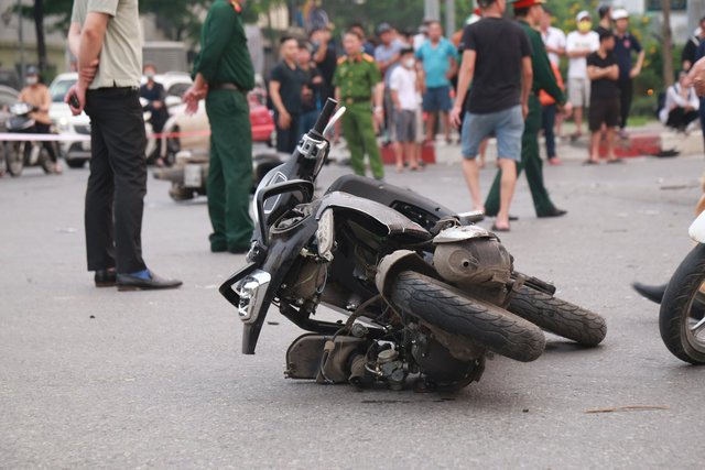 Nhân chứng bàng hoàng kể lại vụ ô tô &quot;điên&quot; tông liên hoàn xe máy khiến nhiều người bị thương ở Hà Nội - Ảnh 3.