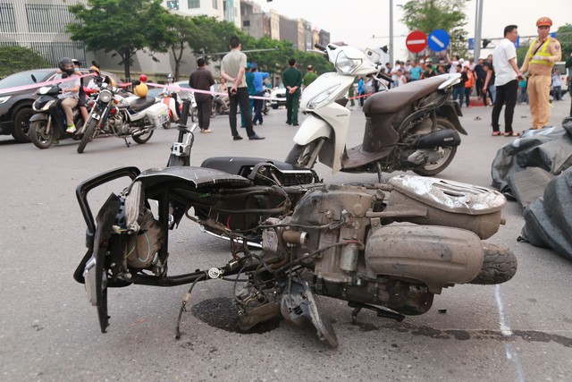 Hà Nội: Ô tô &quot;điên&quot; lao vào nhiều xe máy trên đường, khoảng 17 người bị thương - Ảnh 2.