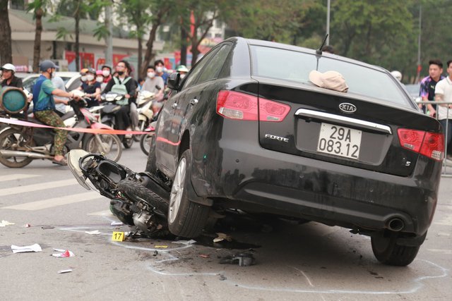 Hà Nội: Ô tô &quot;điên&quot; lao vào nhiều xe máy trên đường, khoảng 17 người bị thương - Ảnh 1.