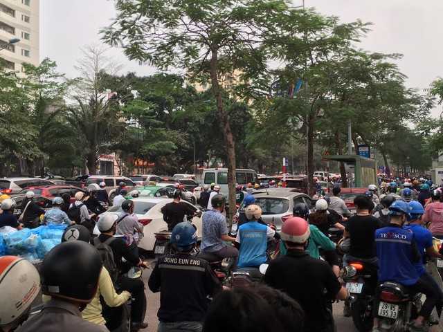 Hà Nội: Ô tô &quot;điên&quot; lao vào nhiều xe máy trên đường, khoảng 17 người bị thương - Ảnh 4.