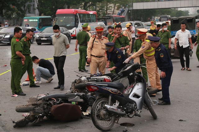 Nhân chứng bàng hoàng kể lại vụ ô tô &quot;điên&quot; tông liên hoàn xe máy khiến nhiều người bị thương ở Hà Nội - Ảnh 4.