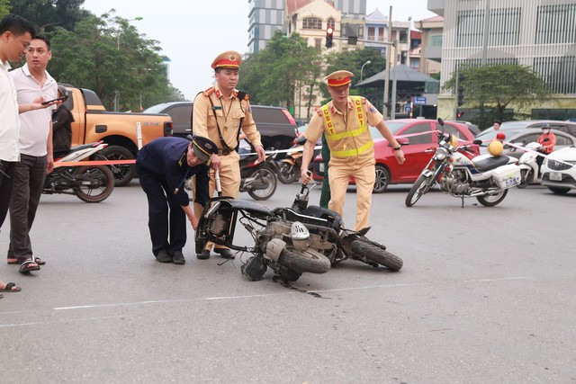 Hà Nội: Ô tô &quot;điên&quot; lao vào nhiều xe máy trên đường, khoảng 17 người bị thương - Ảnh 3.