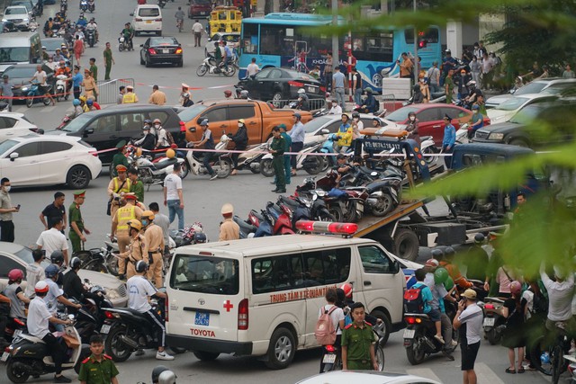 Nhân chứng bàng hoàng kể lại vụ ô tô &quot;điên&quot; tông liên hoàn xe máy khiến nhiều người bị thương ở Hà Nội - Ảnh 5.