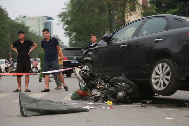 Nhân chứng bàng hoàng kể lại vụ ô tô &quot;điên&quot; tông liên hoàn xe máy khiến nhiều người bị thương ở Hà Nội - Ảnh 1.