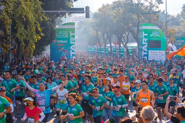 Dân chạy hào hứng “săn BIB” và chuẩn bị cho giải chạy VPBank International Marathon 2023 - Ảnh 1.