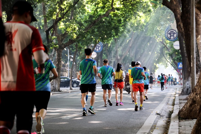 Dân chạy hào hứng “săn BIB” và chuẩn bị cho giải chạy VPBank International Marathon 2023 - Ảnh 2.