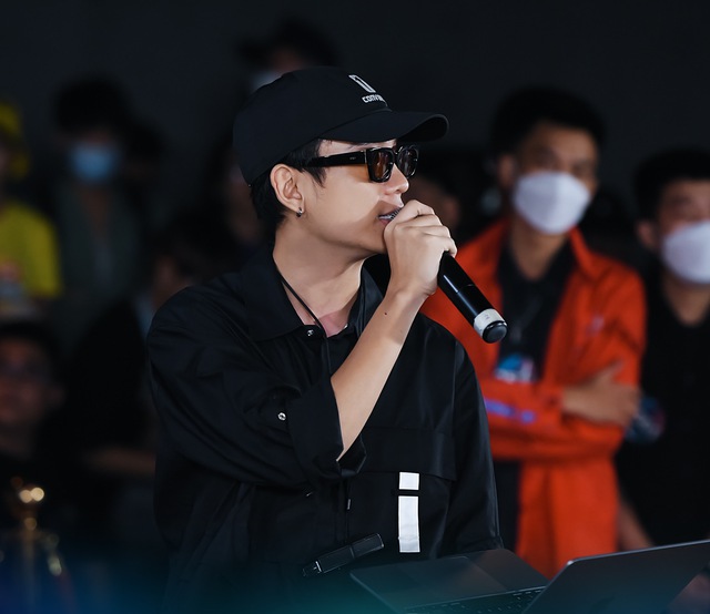 Karik cuối cùng cũng lộ diện là giám khảo bí ẩn chấm Rap Việt, tiết lộ lý do buộc &quot;lột mặt nạ&quot; - Ảnh 3.
