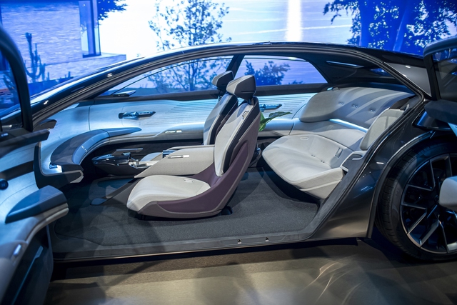Grandsphere Concept: ‘Máy bay trên 4 bánh xe’, ‘bản nháp’ mẫu xe bậc nhất của Audi - Ảnh 4.