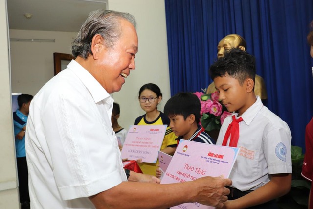TP.HCM gặp mặt, tặng quà quà cho đồng bào dân tộc Khmer nhân dịp tết Chôl Chnăm Thmây 2023 - Ảnh 2.