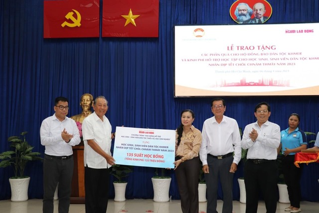 TP.HCM gặp mặt, tặng quà quà cho đồng bào dân tộc Khmer nhân dịp tết Chôl Chnăm Thmây 2023 - Ảnh 1.