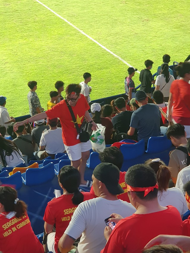 Báo Campuchia khen ngợi hành động đẹp của CĐV Việt Nam và Lào sau trận đấu tại SEA Games - Ảnh 7.
