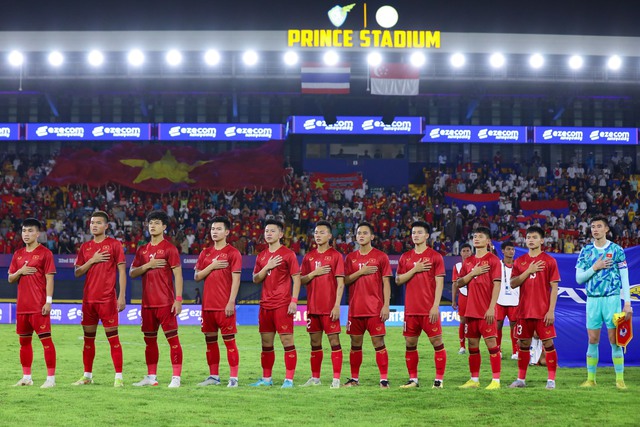 Báo Campuchia khen ngợi hành động đẹp của CĐV Việt Nam và Lào sau trận đấu tại SEA Games - Ảnh 2.