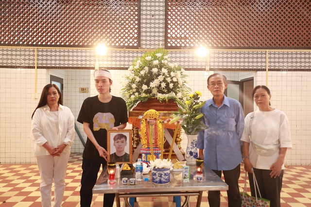 Lễ đưa tang ca sĩ Win (Hồ Minh Tuấn): Người thân tiều tụy bên linh cữu, các thành viên Zero9 đến tiễn biệt - Ảnh 1.