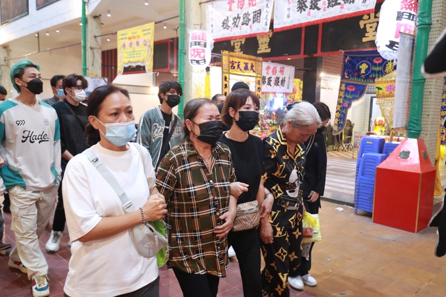 Lễ đưa tang ca sĩ Win (Hồ Minh Tuấn): Người thân tiều tụy bên linh cữu, các thành viên Zero9 đến tiễn biệt - Ảnh 8.