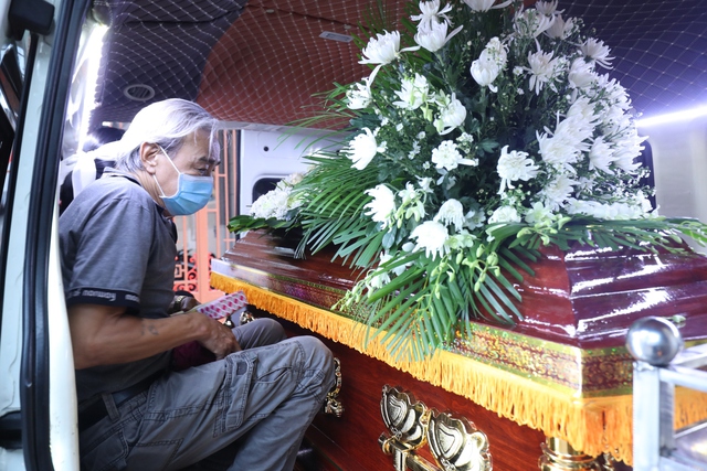 Lễ đưa tang ca sĩ Win (Hồ Minh Tuấn): Người thân tiều tụy bên linh cữu, các thành viên Zero9 đến tiễn biệt - Ảnh 9.