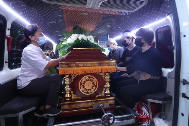 Lễ đưa tang ca sĩ Win (Hồ Minh Tuấn): Người thân tiều tụy bên linh cữu, các thành viên Zero9 đến tiễn biệt - Ảnh 10.