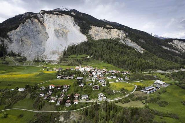 Ngôi làng Thụy Sĩ phải sơ tán vội trước cảnh báo lở đá trên dãy nũi Alps - Ảnh 1.