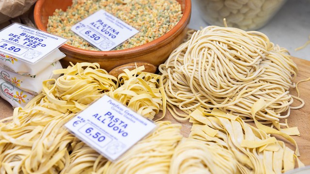 Italy hối thúc giải quyết tình trạng mỳ ống tăng chóng mặt - Ảnh 1.