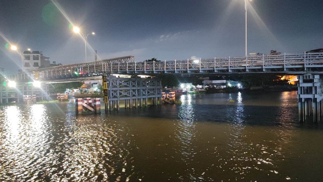 TP.HCM: Cầu An Phú Đông bị sà lan đâm cong vênh, khẩn cấp cấm ô tô lưu thông  - Ảnh 1.