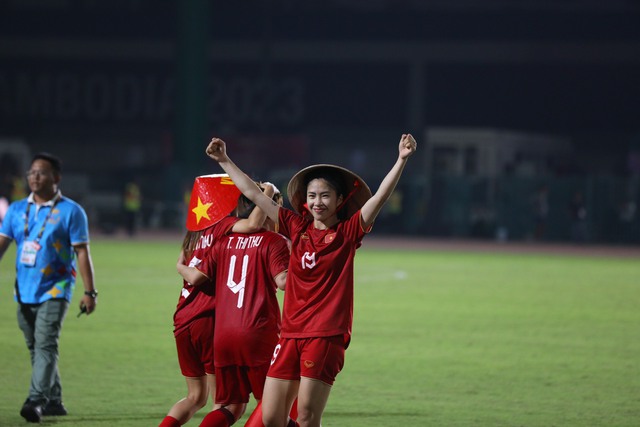 Đội tuyển nữ Việt Nam đội nón lá truyền thống, ăn mừng tấm HCV lịch sử lần thứ 4 liên tiếp - Ảnh 5.
