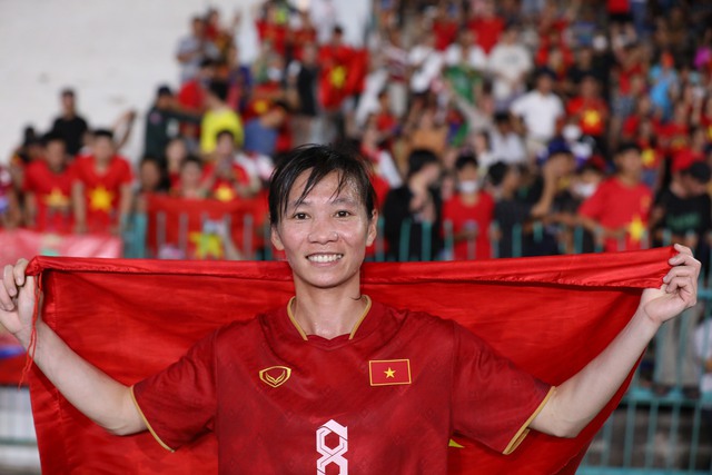 Đội tuyển nữ Việt Nam đội nón lá truyền thống, ăn mừng tấm HCV lịch sử lần thứ 4 liên tiếp - Ảnh 7.