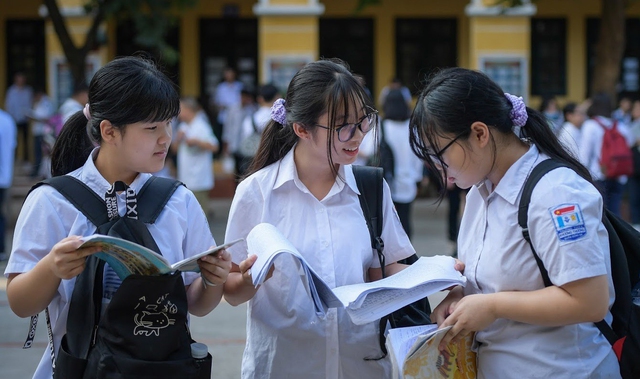 Để vào lớp chuyên Anh của ngôi trường này, một thí sinh phải &quot;chọi&quot; với gần 30 em khác! - Ảnh 2.