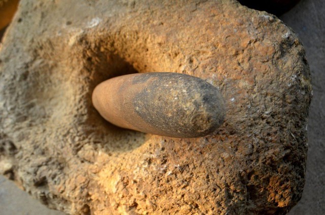 Nhặt được nhiều hòn đá hình thù lạ, nghi đồ dùng của người tiền sử - Ảnh 2.