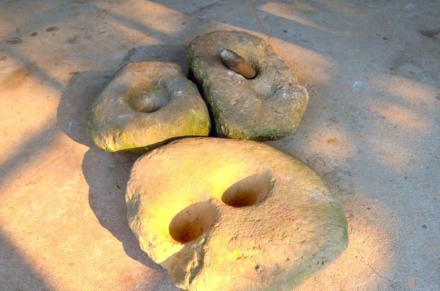 Nhặt được nhiều hòn đá hình thù lạ, nghi đồ dùng của người tiền sử - Ảnh 1.