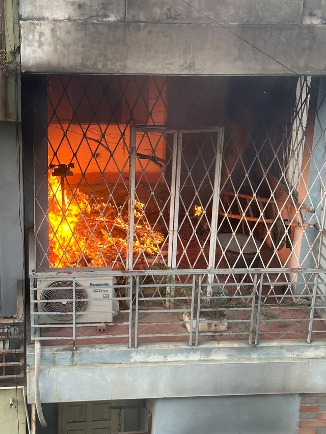 Nóng: Cháy lớn tại căn nhà 4 tầng ở Hà Nội, 2 bé trai cùng gia đình leo ban công thoát thân
 - Ảnh 3.