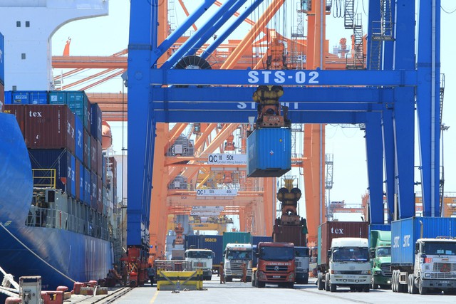 Chỉ hai tuần tháng 4, xuất khẩu mang về 15 tỷ USD cho Việt Nam, một nhóm hàng tăng 123% - Ảnh 1.