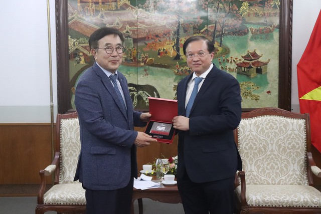 Thứ trưởng Tạ Quang Đông làm việc với đoàn Nghị sĩ Quốc hội Hàn Quốc  - Ảnh 2.