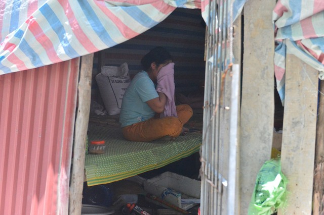 Nắng nóng vắt kiệt sức lực của người công nhân sống trong những lán trại tạm - Ảnh 7.