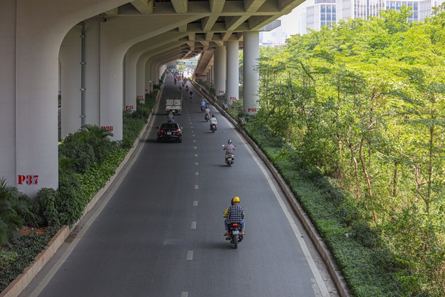 Cận cảnh những con đường &quot;giải nhiệt&quot; ngày hè giữa lòng Thủ đô - Ảnh 14.