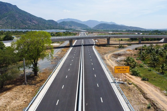 Cận cảnh tuyến cao tốc Nha Trang - Cam Lâm có tổng vốn đầu tư 7.600 tỉ đồng - Ảnh 4.