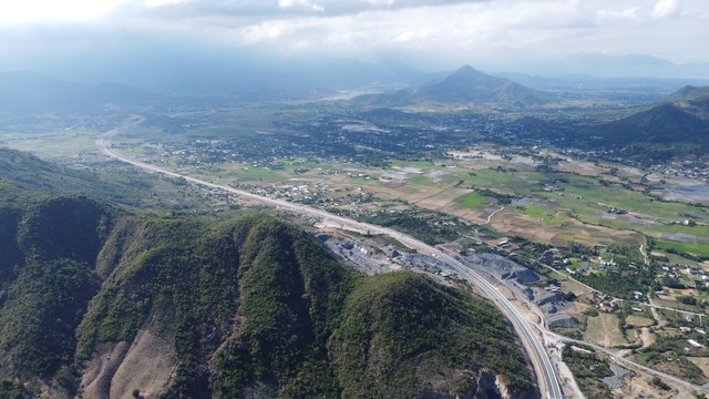 Cận cảnh tuyến cao tốc Nha Trang - Cam Lâm có tổng vốn đầu tư 7.600 tỉ đồng - Ảnh 8.