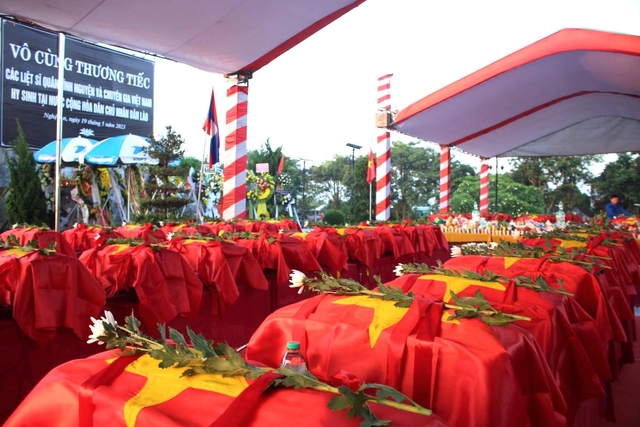 An táng 96 hài cốt liệt sĩ quân tình nguyện và chuyên gia Việt Nam hy sinh tại Lào - Ảnh 6.