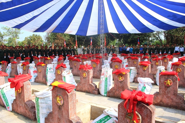 An táng 96 hài cốt liệt sĩ quân tình nguyện và chuyên gia Việt Nam hy sinh tại Lào - Ảnh 12.