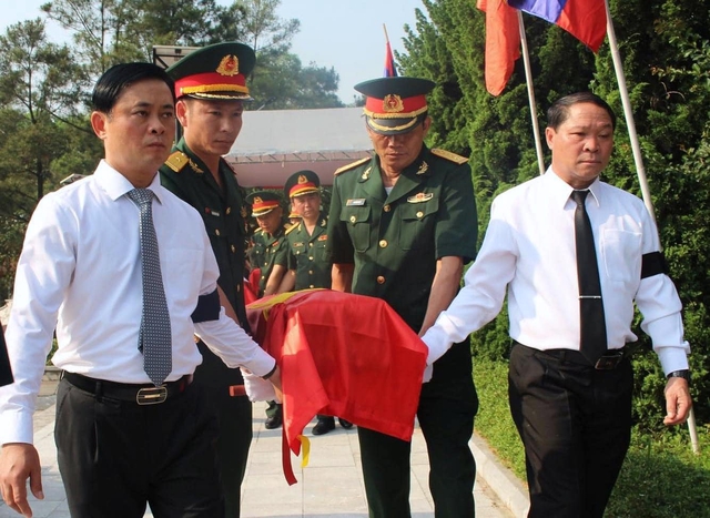 An táng 96 hài cốt liệt sĩ quân tình nguyện và chuyên gia Việt Nam hy sinh tại Lào - Ảnh 11.