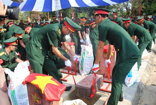 An táng 96 hài cốt liệt sĩ quân tình nguyện và chuyên gia Việt Nam hy sinh tại Lào - Ảnh 13.