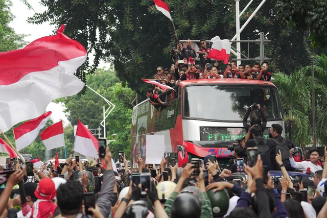 Biển người chào mừng U22 Indonesia sau tấm HCV SEA Games, 100 hội CĐV đứng kín các con phố - Ảnh 8.