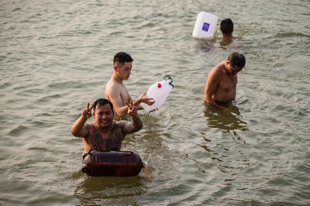 Người dân Hà Nội đổ xô ra sông Hồng &quot;giải nhiệt&quot; trong những ngày hè nóng nực - Ảnh 2.