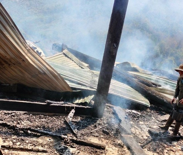 Hỏa hoạn thiêu rụi căn nhà gỗ trị giá khoảng nửa tỷ đồng trên núi - Ảnh 4.