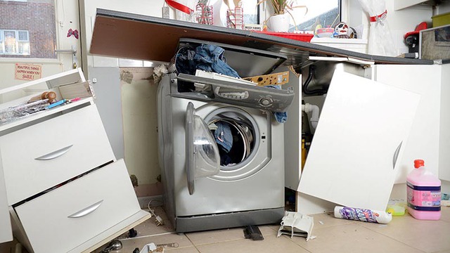 3 thói quen sai lầm khiến máy giặt &quot;nổ như bom&quot; khi đang vận hành, gia đình cần lưu ý - Ảnh 2.