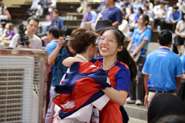 Nữ trọng tài xinh đẹp bật khóc, ôm VĐV Việt Nam ăn mừng HCV SEA Games - Ảnh 6.