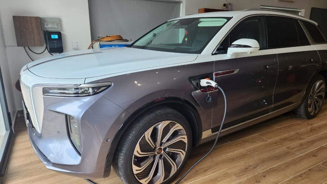 Chạy 5.000 km, chủ xe Hongqi E-HS9 Flagship cho biết: ‘Giá mua 3,7 tỷ giờ bán rẻ hẳn 1 tỷ đồng’ - Ảnh 1.