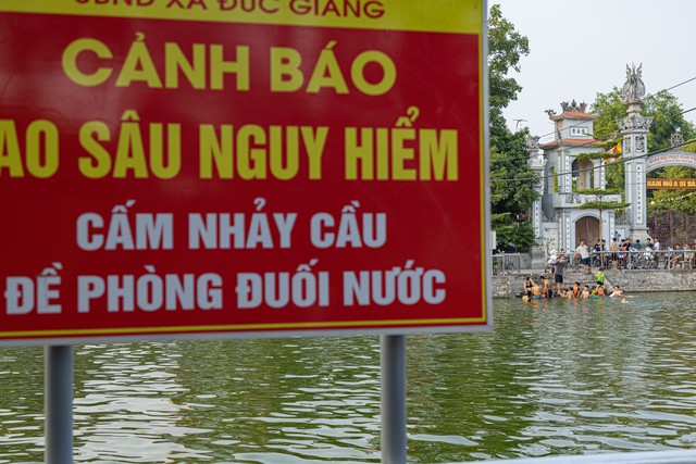 Hà Nội: Ao làng trở thành bể bơi, người dân thích thú ngâm mình “giải nhiệt” - Ảnh 3.