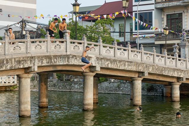 Hà Nội: Ao làng trở thành bể bơi, người dân thích thú ngâm mình “giải nhiệt” - Ảnh 4.