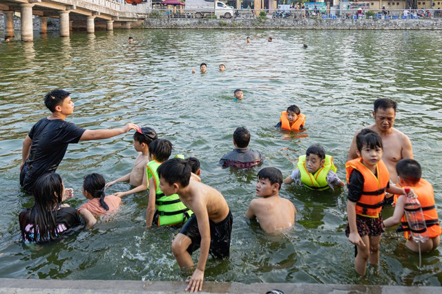 Hà Nội: Ao làng trở thành bể bơi, người dân thích thú ngâm mình “giải nhiệt” - Ảnh 1.