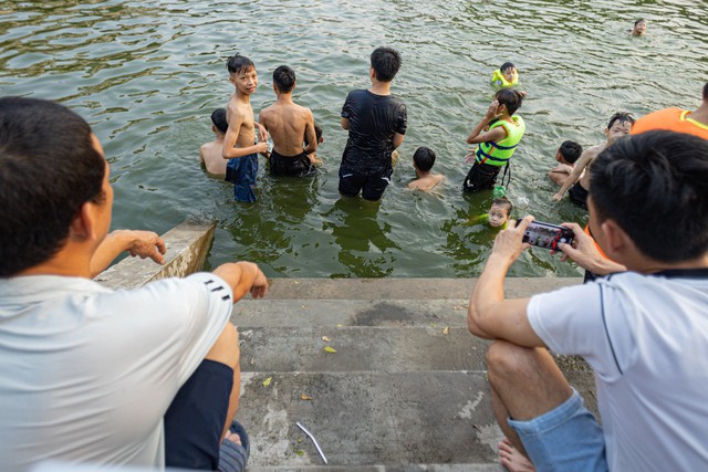 Hà Nội: Ao làng trở thành bể bơi, người dân thích thú ngâm mình “giải nhiệt” - Ảnh 11.
